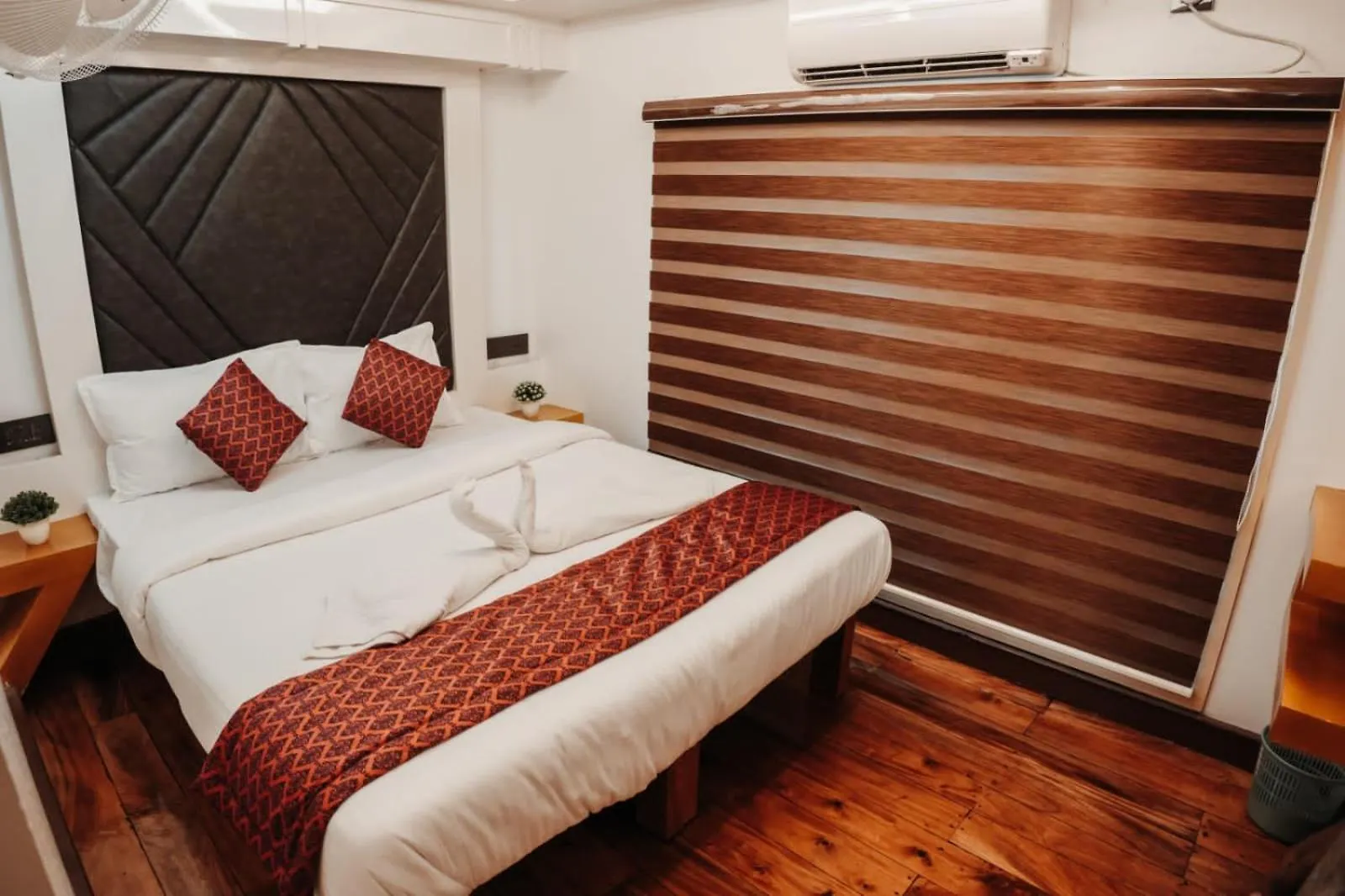 *** Botel Upper Deck Boathouse Hotel Alappuzha India